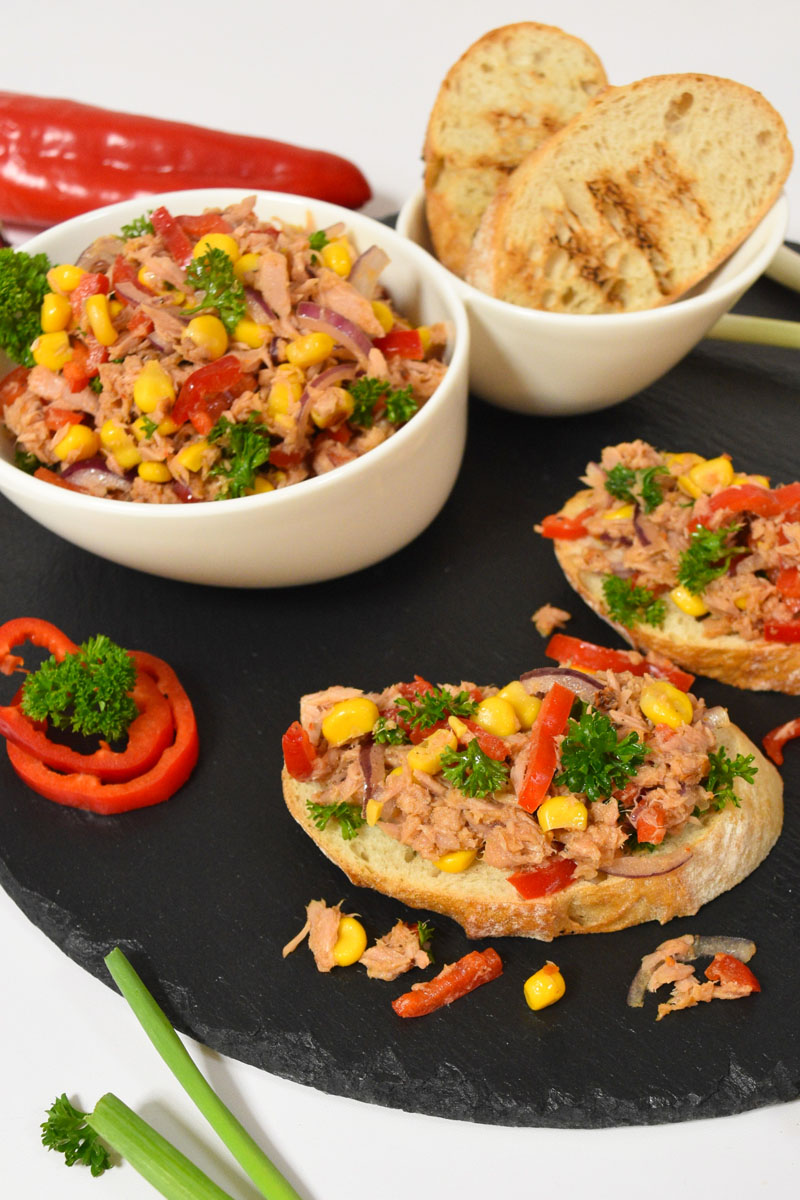 Brusketi so tuna i pcenka-Zakuski-bellakujna