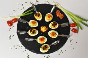 Polneti jajca so losos i kolbas-Serviranje-bellakujna