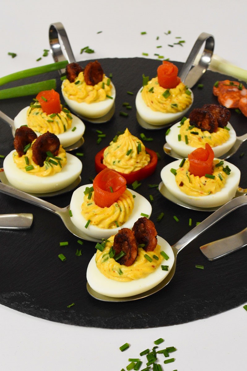 Polneti jajca so losos i kolbas-Snek rezepti-bellakujna