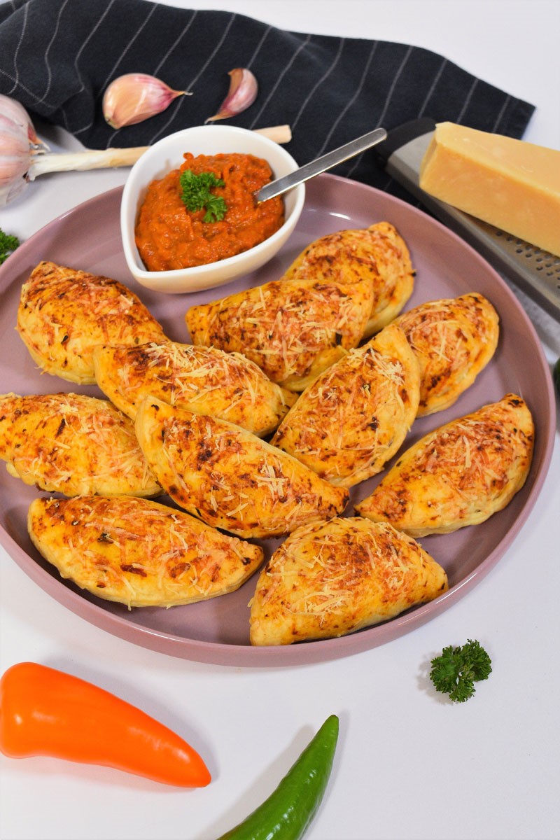 Tasnicki od lisnato testo so tikvicki i parmezan-Sneks-bellakujna
