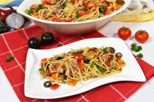 Salata so spageti na mediteranski stil-Serviranje-bellakujna