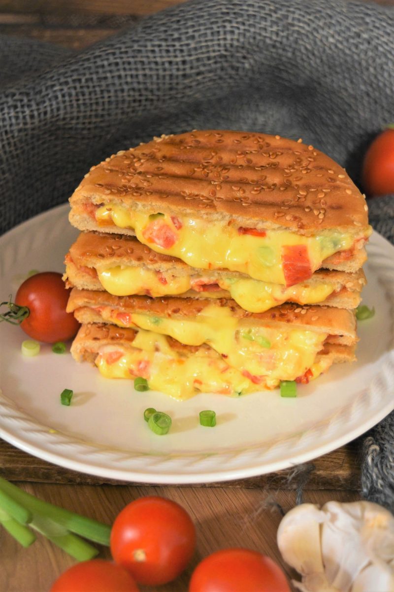 Sendvic so hamburger na gril toster-Hrana za so prsti-bellakujna
