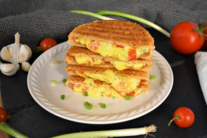Sendvic so hamburger na gril toster-Serviranje-bellakujna