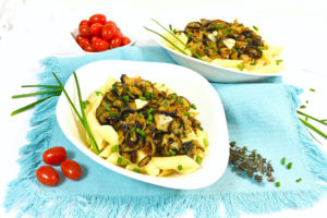 Makaroni so modar patlidjan i luk-Serviranje-bellakujna