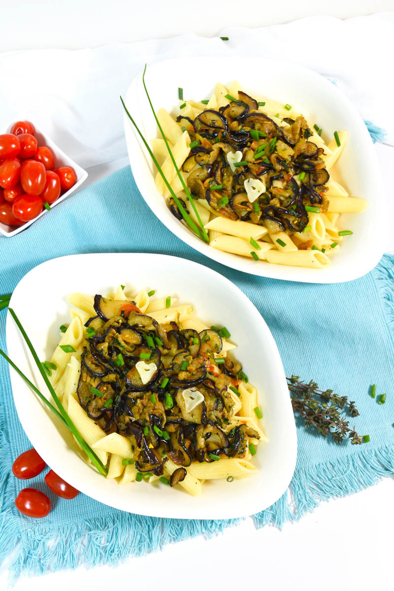 Makaroni so modar patlidjan i luk-Vegansko-bellakujna