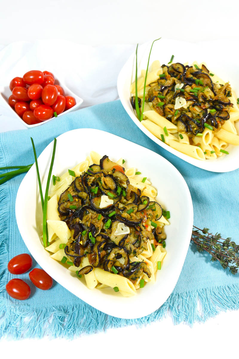 Makaroni so modar patlidjan i luk-Vegetarijansko-bellakujna