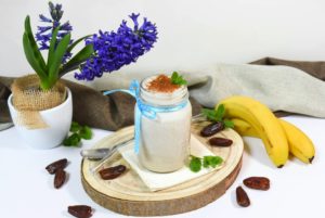 Milksejk so banana i urmi-Serviranje-bellakujna