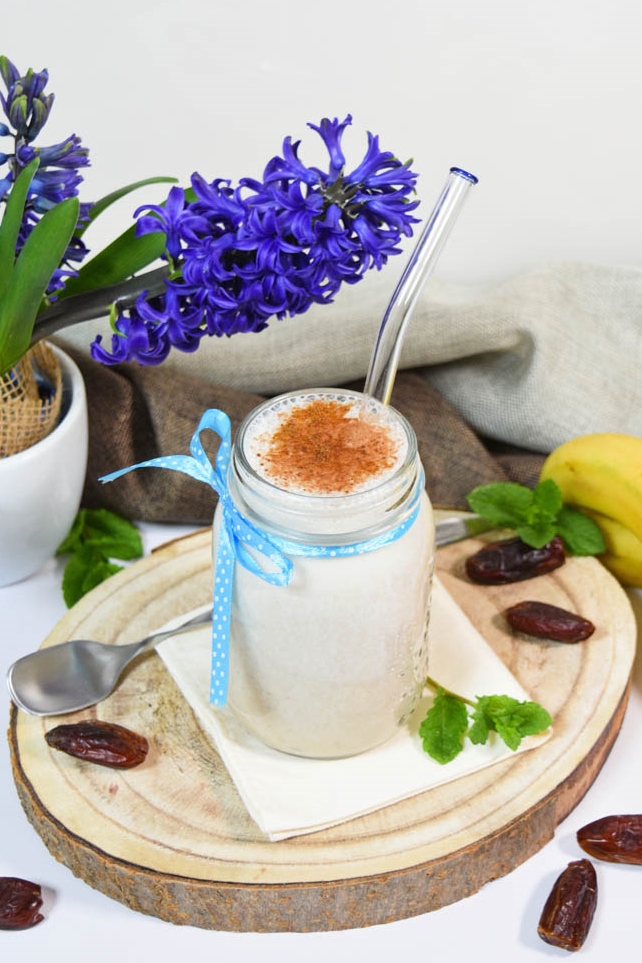 Milksejk so banana i urmi-Zdrav napitok-bellakujna