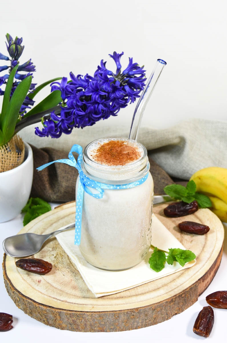 Milksejk so banana i urmi-Zdrav sejk-bellakujna