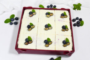 Torta so borovinki-Poke-Cake-Serviranje-bellakujna